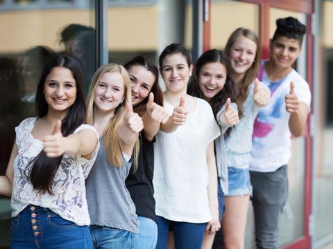 Schüler halten Daumen hoch