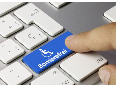 Ein Zeigefinger liegt auf einer Computertaste mit der Aufschrift 'Barrierefrei'