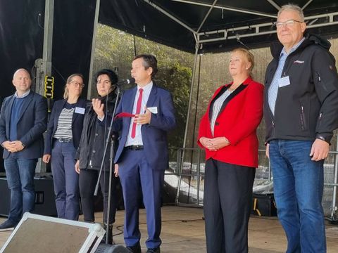 Bezirksbürgermeister Uwe Brockhausen (3.v.r.) begrüßt die Besucherinnen und Besucher. Bei ihm (v.l.) die Stadträte Alexander Ewers, Julia Schrod-Thiel, Emine Demirbüken-Wegner, BVV-Vorsteherin Kerstin Köppen und Stadtrat Harald Muschner. (Bild: BA Reinickendorf)