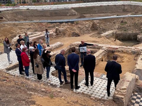 Besichtigung der Überreste eines Wohnhauses (Bild: Landesdenkmalamt Berlin, Nicole Hildebrandt)