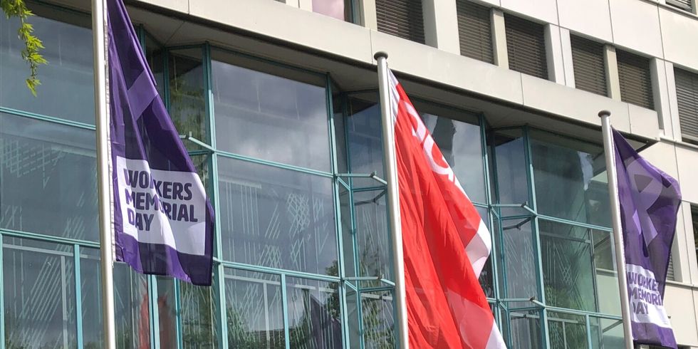 Fahnen anlässlich des Workers´ Memorial Day Gedenken vor dem ehemailigen Rathhaus Kreuzberg, Yorckstraße
