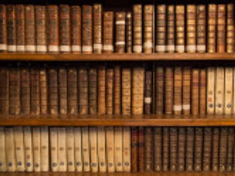 Alte Bücher in einem Regal