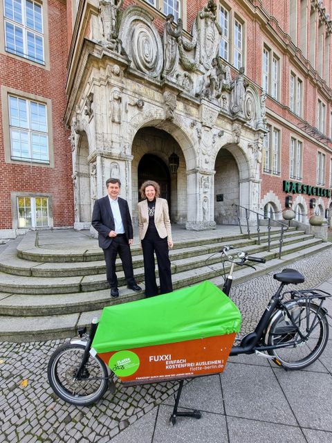 Bezirksbürgermeister Uwe Brockhausen und Stadträtin Korinna Stephan mit LastenFahrrad Fuxxi am Rathaus Reinickendorf. (Bild: BA Reinickendorf)