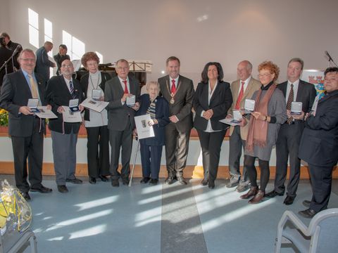 Andreas Wittig, Rainer Schultz, Margherita Feil, Lothar Lewien, Ilse Feddern-Bollensdorf, Bezirksbürgermeister Reinhard Naumann, BVV- Vorsteherin Judith Stückler, Wolfgang Hentschel, Silvia Neumann, Eduard Markovskij, Masaru Gushi (v.l.n.r.)