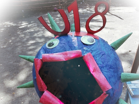 Eine selbstgebaute Wahlurne