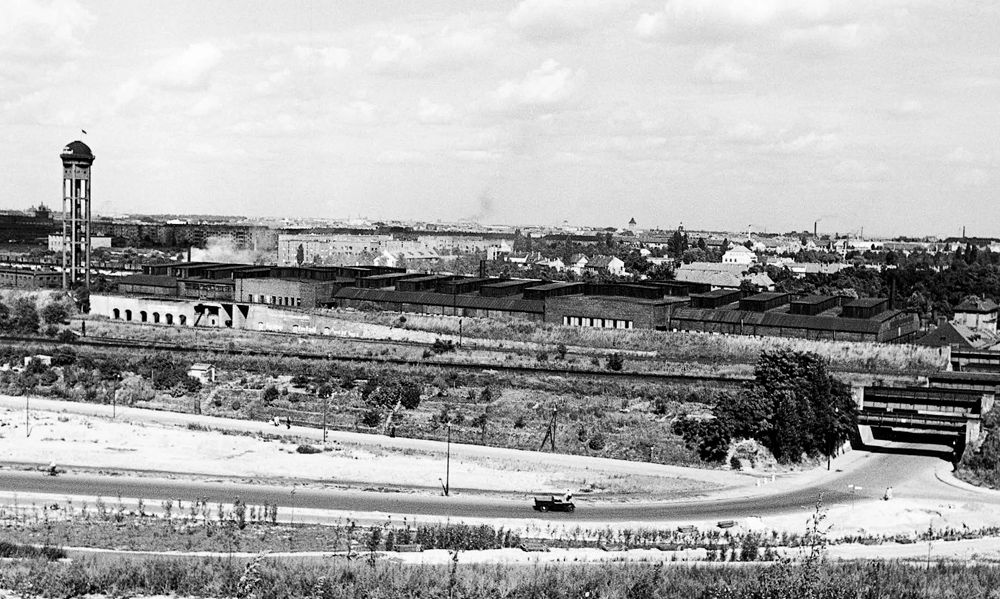 Südlicher Bereich des Tempelhofer Bahngeländes – Blick von Westen auf Vorort- und Ferngleise, Wasserturm, Lokhalle und Bahnbrücken über den Prellerweg. 1950er Jahre (Bild: Archiv SenUVK)