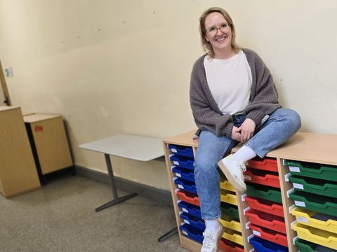 Schulleiterin Tabea Bartussek zeigt die ausrangierten Schubladenfächer, die viel zuklein geworden sind