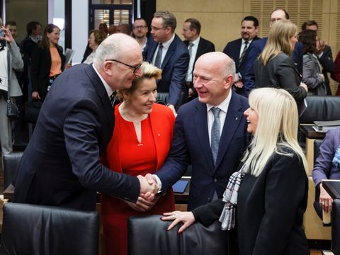 Ministerpräsident Woidke (Brandenburg) begrüßt vor der 1052. Sitzung des Bundesrates am 21.03.2025 den Regierenden Bürgermeister Wegner, Senatorin Spranger und Bürgermeisterin Giffey (Berlin)