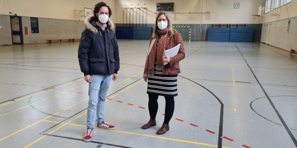 Besichtigen die Kurt-Weiß-Sporthalle: 21Dx-Geschäftsführer Simon Heckscher und Bezirksstadträtin Heike Schmitt-Schmelz
