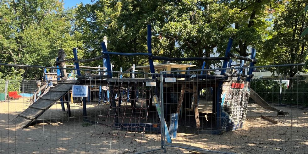 Bauarbeiten am Piratenschiff am Tegeler Weg Spielplatz