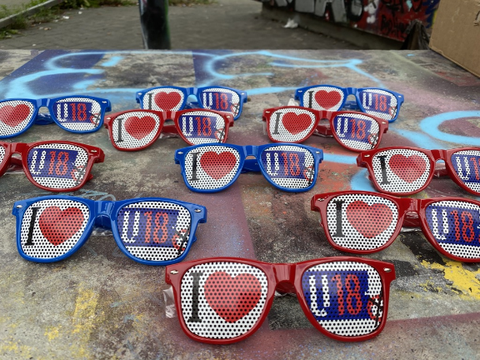 Es sind viele Brillen mit dem Slogan "I love U18" zu sehen