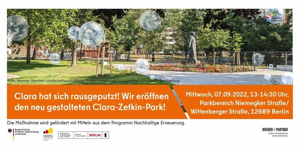 Postkarte Eröffnung Clara-Zetkin-Park. Ein Bild des sanierten Parks zeigt die Bronze-Statue von Clara-Zetkin im Blumenrondel und zahlreiche Seifenblasen, die in der Luft schweben.