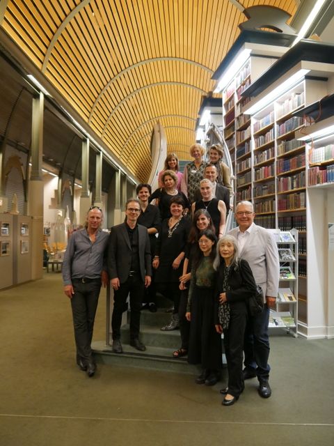 Kulturstadtrat Harald Muschner (2. Reihe, rechts) gemeinsam mit Mitarbeitenden des Bezirksamtes und Teilnehmenden der Veranstaltung beim Künstlerempfang in der Humboldt-Bibliothek (Bild: BA Rdf)