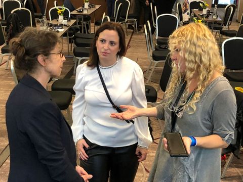 Fachgespräch in einer Sitzungspause: Dr. Alona Eisenberg (rechts), Ortal Hadad (Mitte) und Katharina Dannenberg (Dreilinden-Gymnasium)