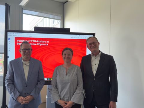 Bezirksbürgermeister Igel mit Beauftragte der Vodafone GmbH