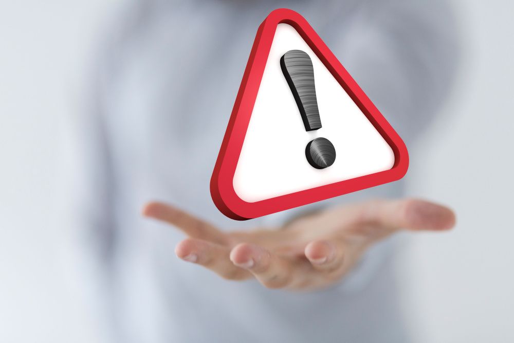 Warnschild schwebend über einer Hand