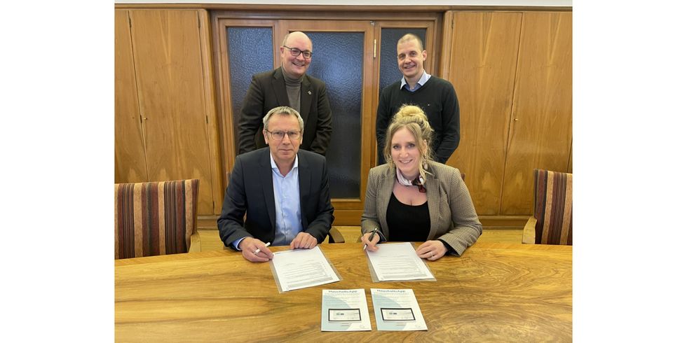 Vertragsunterzeichnung Haushaltsapp (v.l.Andreas Harm, Vorstand TransparenzFabrik AG; Kirstin Bauch; Bezirksbürgermeisterin)