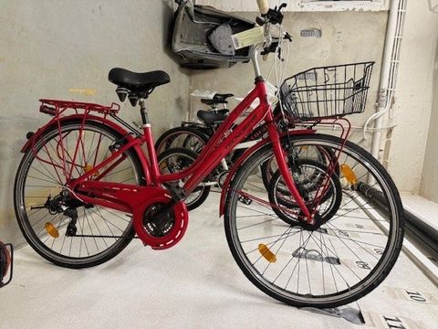 Rotes Damenfahrrad