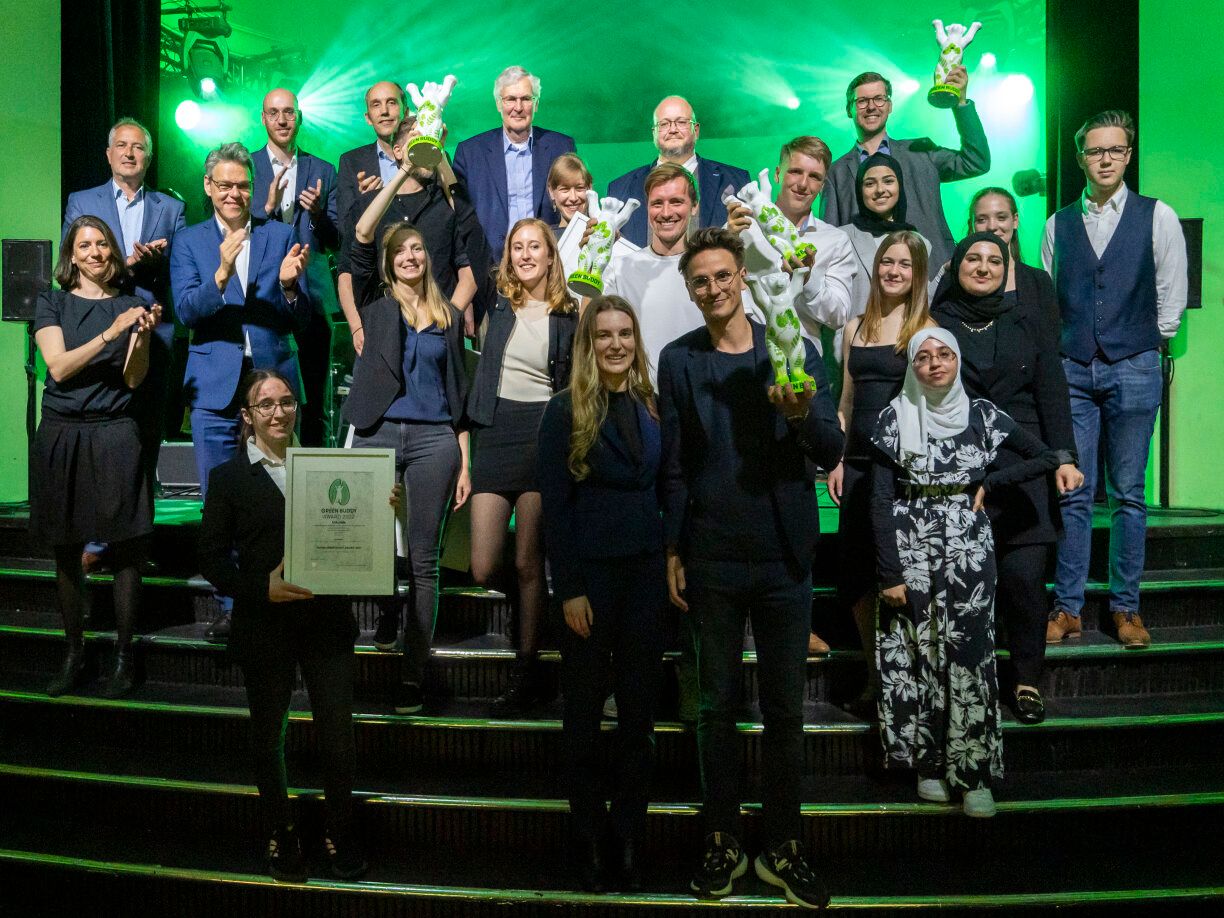 viele Menschen stehen auf einer Treppe und freuen sich 