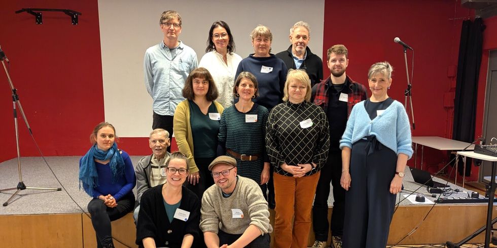 Einige Akteur*innen des Netzwerkes Friedrichshain mit Stefanie Richter (u.li.,Stadtteilzentrum Friedrichshain) und Kilian Erlen (u.re., Planungs- und Koordinierungsstelle Gesundheit)