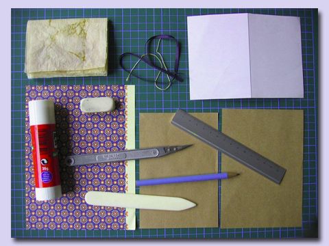 Material zum Buchbinden liegt auf einem Tisch