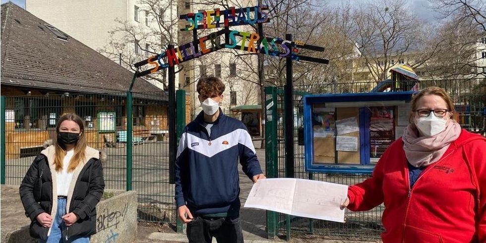 Haben die Entwürfe für das Projekt erarbeitet: (v.l.) Lena Werner (Vorsitzende des KJP), Leone Feuchter (Mitarbeiter Spielhaus Schillerstraße) und Maren Schwarz (pädagogische Leitung Spielhaus Schillerstraße).