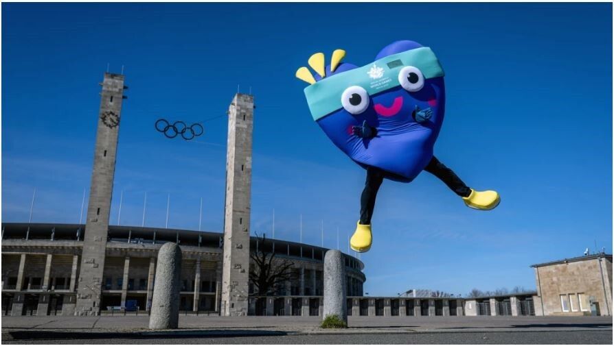 Unity, das Maskottchen der Special Olympics vor dem Olympiastadion in Charlottenburg.