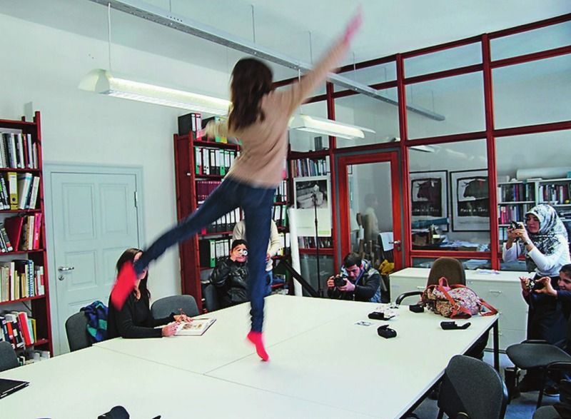 Tänzerin im Archiv, Oktober 2015 „Erste Erkundungen“ einer Willkommensklasse in der Kunstsammlung der Akademie der Künste, nach einem Fotomotiv von Ellen Auerbach