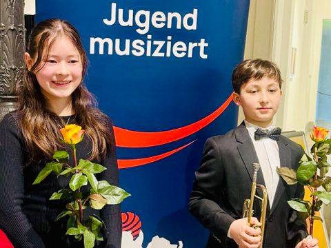Die Musikschulschülerin Julia Lian Frank (Klavierunterricht bei Leonie Kruppa) und der Musikschulschüler Leo Sczepanski (Trompetenunterricht bei Egbert Nass) beim Wettbewerb Jugend musiziert (Bild: E.Sczepanski)