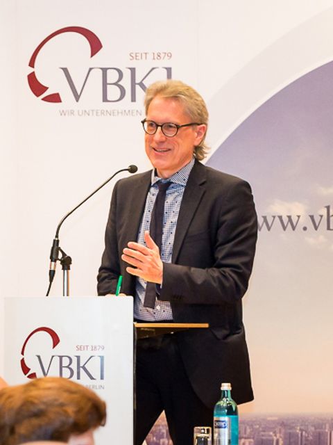 Finanzsenator Dr. Kollatz-Ahnen beim Business Breakfast des VBKI (Bild: VBKI / Businessfotografie Inga Haar)