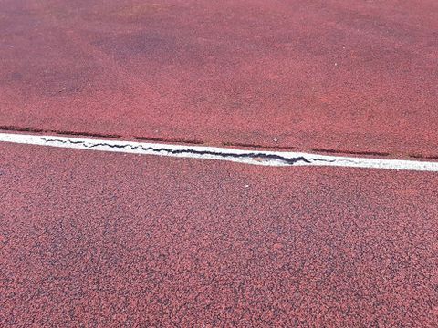 sanierungsbedürftige Kunststofffläche