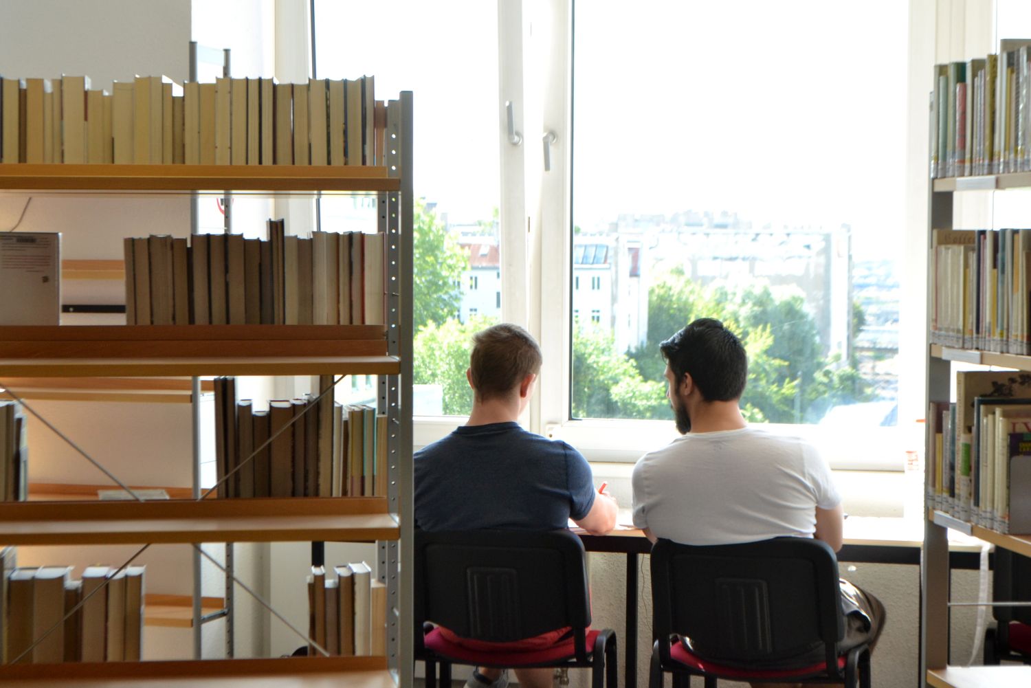 Männer am Fenster der Bibliothek