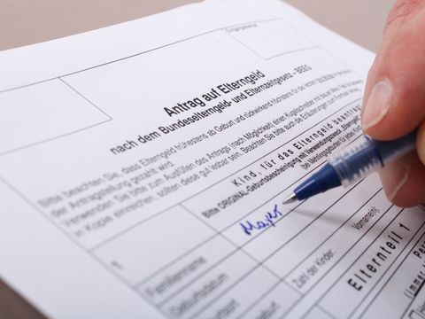 Ein Antrag auf Elterngeld wird ausgefüllt
