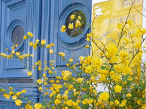 Route 13: Blaue Tür mit Blüten davor