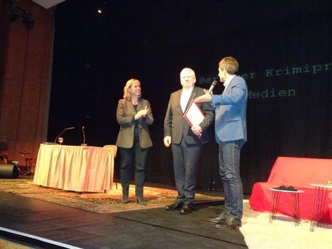 Katrin Schultze-Berndt (CDU), Bezirksstadträtin für Bauen, Bildung und Kultur, überreicht den Preis im Ernst-Reuter-Saal. (Bild: BA Reinickendorf)