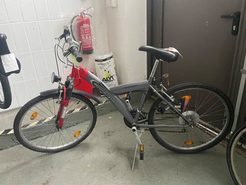 Grau-rotes Herrenfahrrad