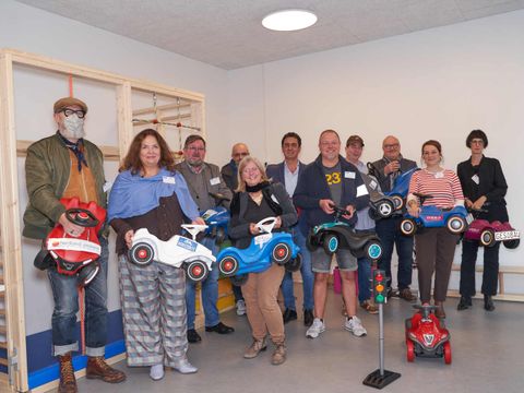 Vertreter der Baufirmen (vorne li., Mitte re. und hinten), Horizonte Geschäftsführerin Anne Pausewang (Mitte), Jugendamtsdirektorin Claudia Schütz (vorne li.) und GESOBAU Helene Böhm (re. außen) (Bild: Martin Bahr | Piqx.de)