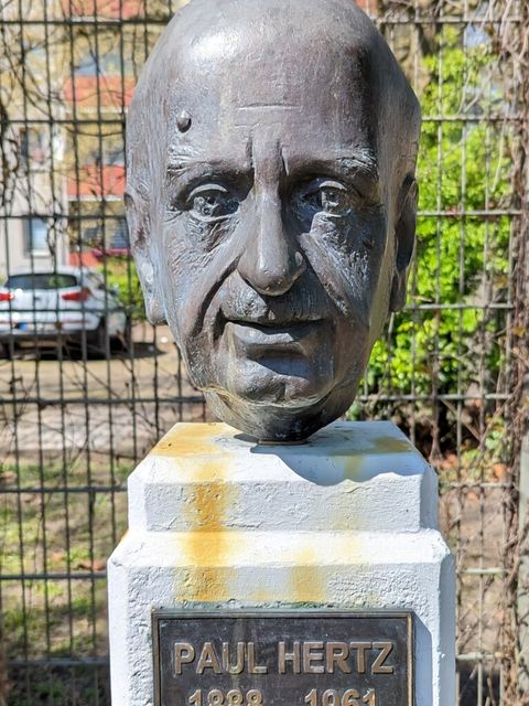 Büste für Paul Hertz am Heckerdamm