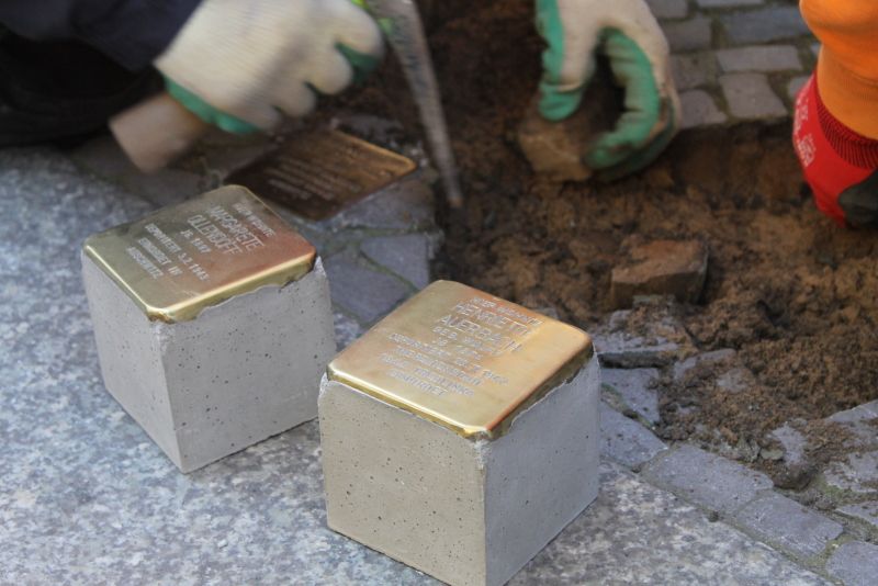 Neue Stolpersteine an der Mommsenstraße 67
