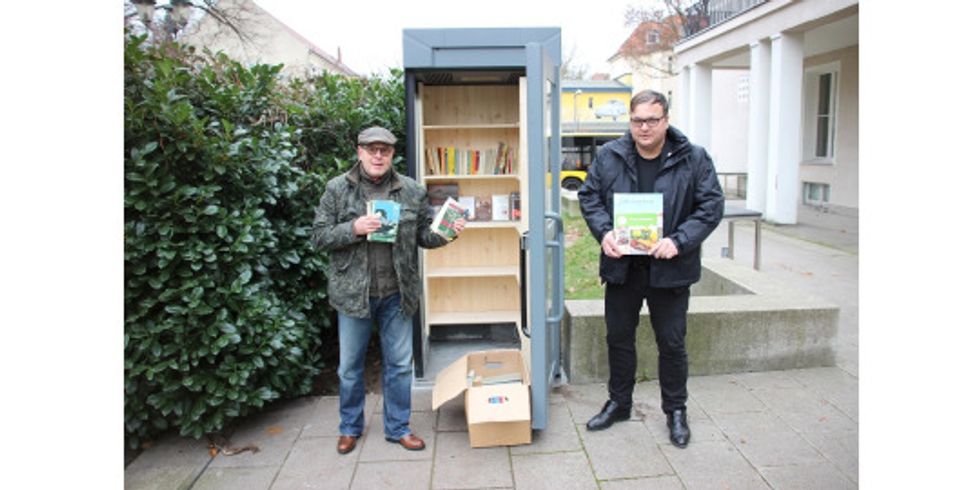 v.l. Mario Rietz & Michael Grunst vor der Kiezfonds Bücherbox auf dem Johannes-Fest-Platz