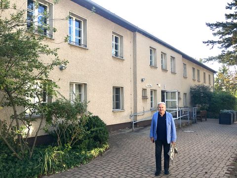 Der ehem. polnische Zwangsarbeiter Bogdan Bartnikowski in Blankenburg, Bahnhofstraße 32, ehem. Wohnlager und Ausländerkrankenhaus (2019) (Bild: © Dokumentationszentrum NS-Zwangsarbeit)