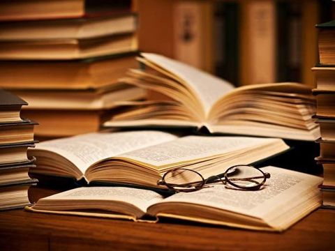 Buch mit Brille