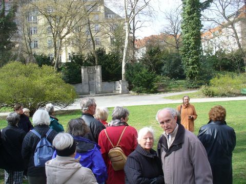 Vor dem Gefallenendenkmal, Foto: KHMM