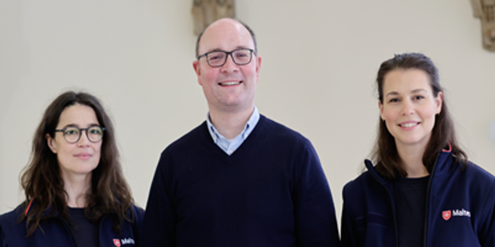 Zwei Lotsinnen (v.l. Susan Paufler und Juliane Voß) vom Malteser Hilfsdienst mit Arne Herz, Stadtrat für Bürgerdienste und Soziales in Charlottenburg-Wilmersdorf.