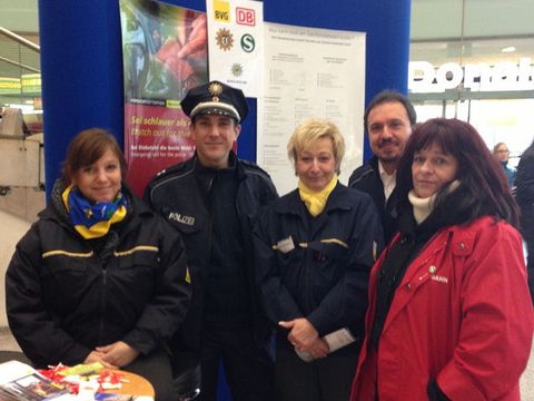 Mitarbeiter der Polizei und des öffentlichen Nahverkehrs (Bild: Polizei Berlin)