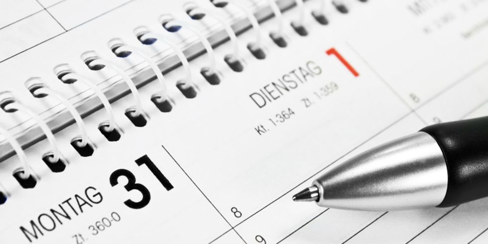 Tischkalender mit daraufliegendem Kugelschreiber