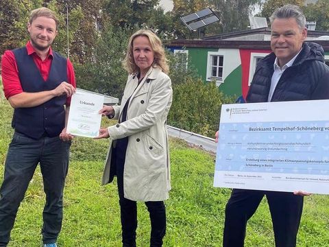 Steffi Lemke überreicht Förderbescheid für Klimaanpassung in Tempelhof-Schöneberg