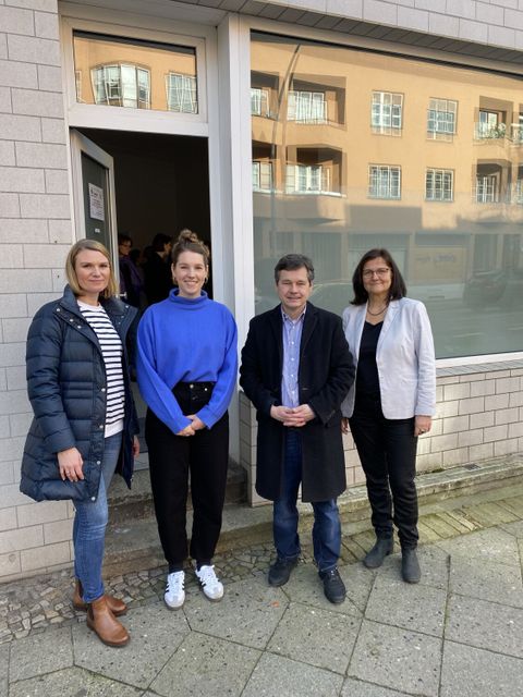 Von links: Fr. Stuhrmann, Fr. Rühmann, BzStR Uwe Brockhausen, Fr. Marion Locher (Geschäftsführerin Träger gGmbH) (Bild: BA Reinickendorf)
