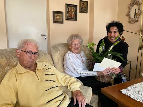 Stadträtin Demirbüken-Wegner gratuliert dem Kronjuwelenpaar. (Bild: BA Reinickendorf)