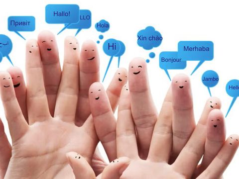 Vier Hände an deren Fingerspitzen Hallo in verschiedenen Sprachen geschrieben steht